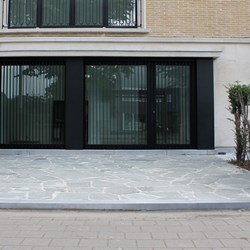 bedrijfstuin-Wilrijk-oprit-breuksteen-taxus